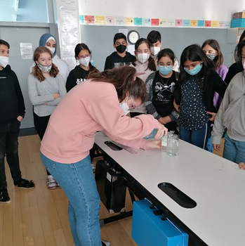 Physikalische Experimente in der 2B Physikalische Experimente in der 2B