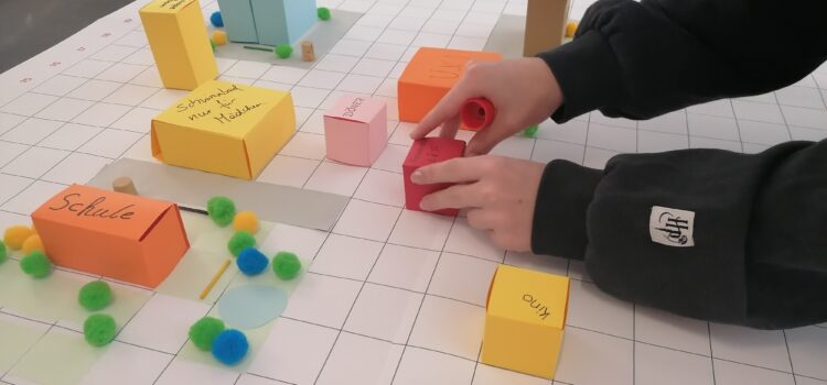 In der Planungswerkstatt mit den Mädchen der 3A und 3D In der Planungswerkstatt mit den Mädchen der 3A und 3D